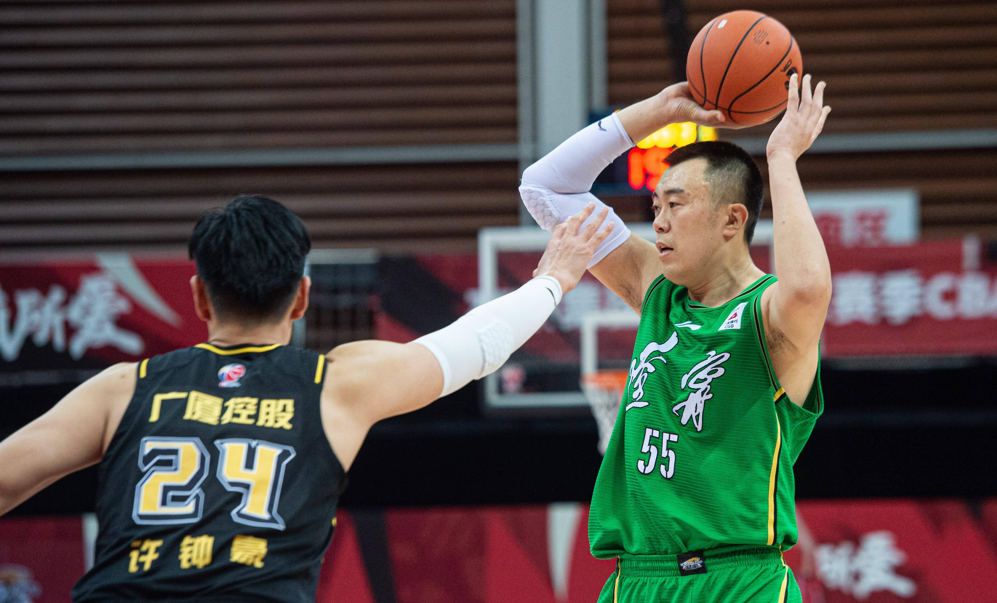 篮球传奇谢幕,球迷泪洒赛场 篮球传奇谢幕,球迷泪洒赛场